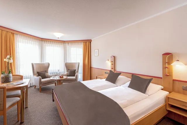 Comfort tweepersoonskamer met balkon en tuinzicht — Hotel Riedenburg