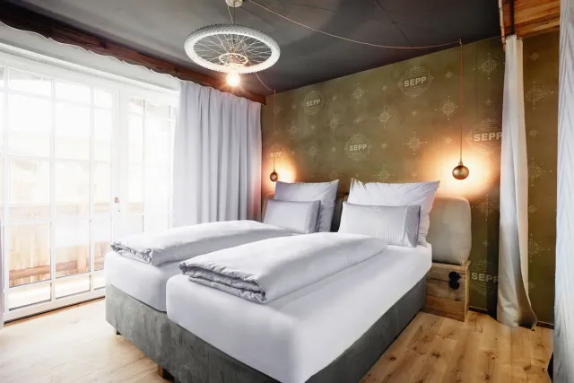 Pokój dwuosobowy Comfort z balkonem — Hotel SEPP Alpine Boutique