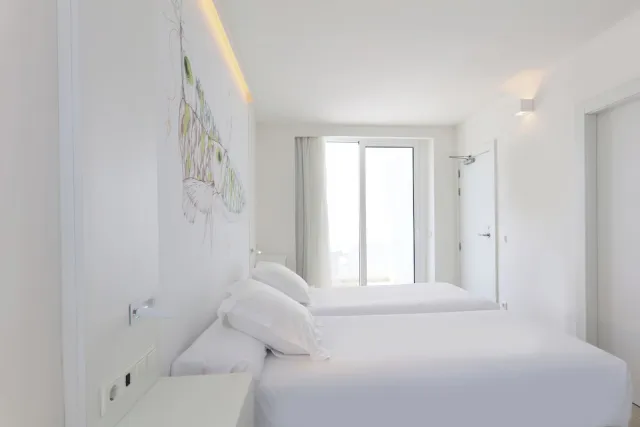 Pokój dwuosobowy z balkonem i częściowym widokiem na morze — Iberostar Bahia de Palma