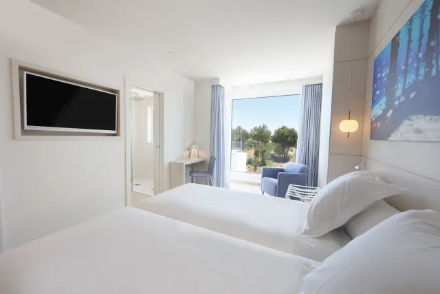 Tweepersoonskamer met balkon en gedeeltelijk zeezicht — Iberostar Santa Eulalia