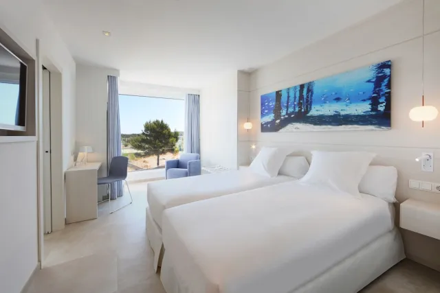 Tweepersoonskamer met balkon en zeezicht — Iberostar Santa Eulalia