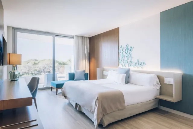 Tweepersoonskamer met balkon en uitzicht op het zwembad — Iberostar Selection Llaut Palma