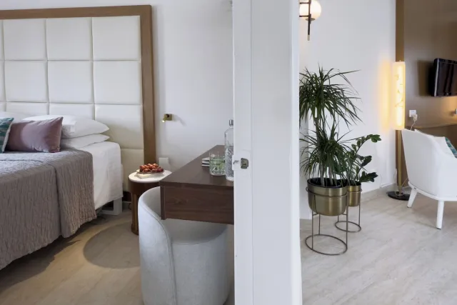 Suite met 1 slaapkamer en uitzicht op het zwembad — King Jason Paphos - Designed for Adults