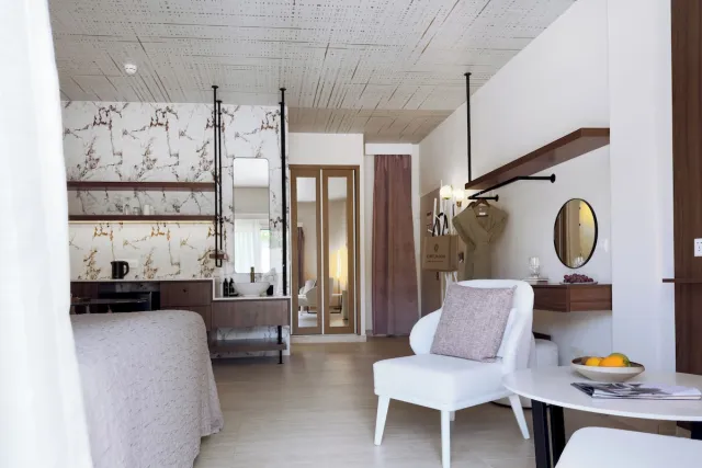 Superior studio met uitzicht op het zwembad — King Jason Paphos - Designed for Adults