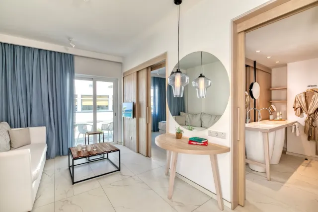 Suite met 1 slaapkamer, gedeeltelijk zeezicht en tweepersoonsbed — The King Jason Protaras - Designed for Adults