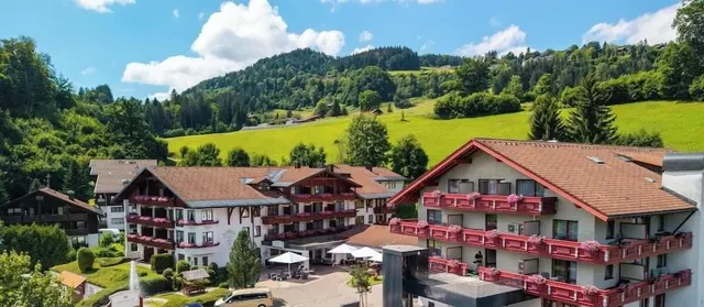 Königshof Hotel Resort – Außenansicht, Erwachsenenhotel in Bayern