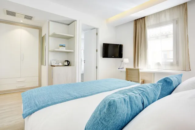 Pokój dwuosobowy Standard z częściowym widokiem na morze — La Goleta Hotel de Mar