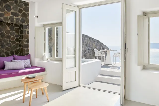 Premium suite met jacuzzi buiten en uitzicht op de caldera — La Perla Villas and Suites