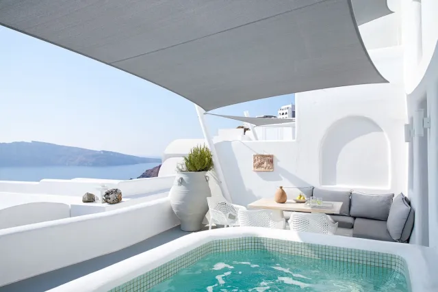 Villa La Perla met jacuzzi buiten en uitzicht op de caldera — La Perla Villas and Suites