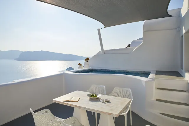Senior villa met dompelbad buiten en uitzicht op de caldera — La Perla Villas and Suites