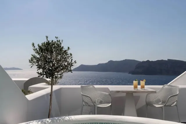 Honeymoon suite met jacuzzi buiten en uitzicht op de caldera — La Perla Villas and Suites