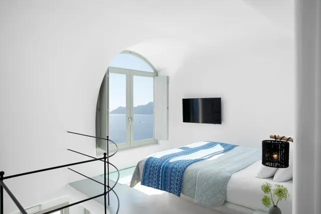 Deluxe villa met verwarmd privézwembad buiten en uitzicht op de caldera — La Perla Villas and Suites