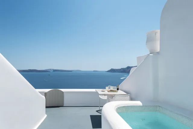 Junior suite met jacuzzi buiten en uitzicht op de caldera — La Perla Villas and Suites
