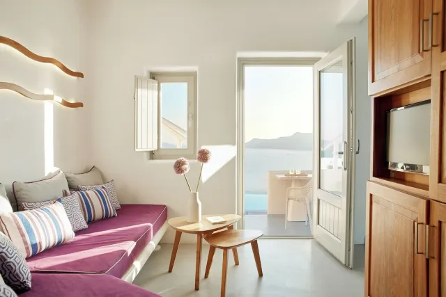 Elegante suite met jacuzzi buiten en uitzicht op de caldera - direct aan het zwembad — La Perla Villas and Suites
