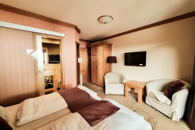 Chambre double Standard avec 1 lit queen size et vue sur le jardin, côté montagne — Landhaus Talblick-Boutique Hotel