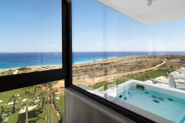 Executive suite (udendørs boblebad) — Leonardo Crystal Cove Hotel & Spa