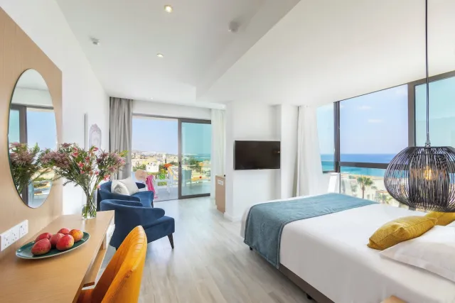 Junior suite med udendørs boblebad — Leonardo Crystal Cove Hotel & Spa