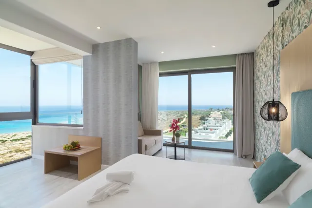Junior suite med boblebad mod havet (udendørs boblebad) — Leonardo Crystal Cove Hotel & Spa