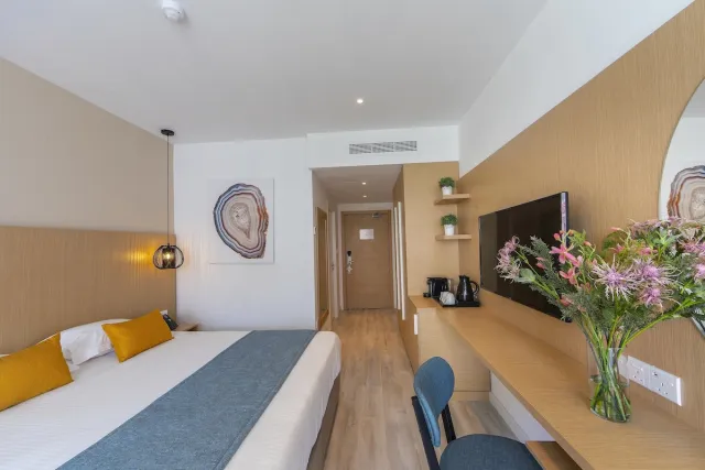Værelse med udsigt til gårdhaven — Leonardo Crystal Cove Hotel & Spa