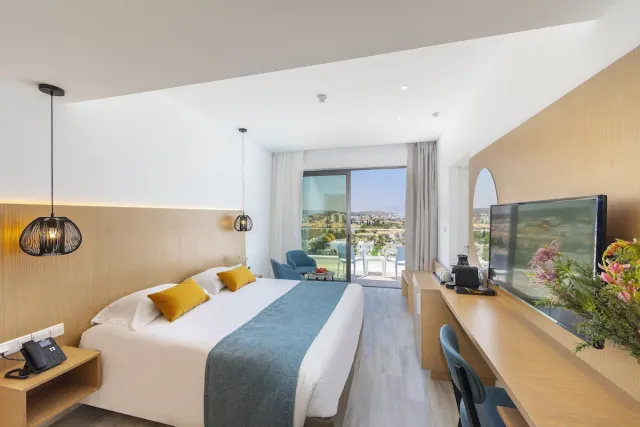 Værelse med delvis havudsigt — Leonardo Crystal Cove Hotel & Spa