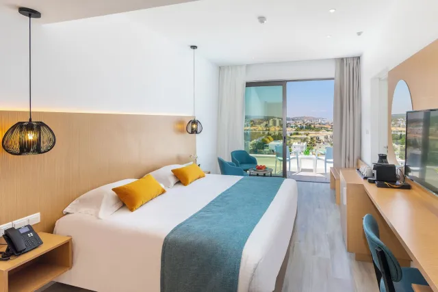 Standard dobbeltværelse med dobbeltseng eller enkeltsenge — Leonardo Crystal Cove Hotel & Spa