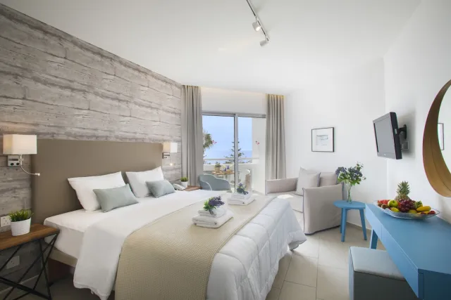 Deluxe kamer met toegang tot de clublounge en gedeeltelijk zeezicht — Leonardo Plaza Cypria Maris Beach Hotel & Spa