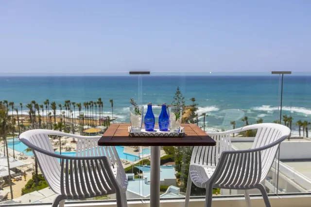 Deluxe kamer met zeezicht en toegang tot de businesslounge — Leonardo Plaza Cypria Maris Beach Hotel & Spa