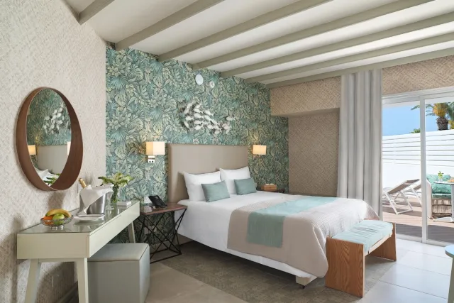 Junior suite met 1 queensize bed en privézwembad — Leonardo Plaza Cypria Maris Beach Hotel & Spa