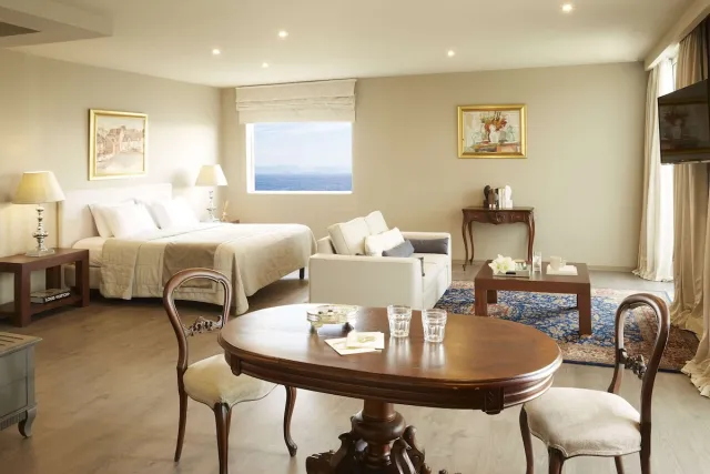 Suite met open indeling en panoramisch uitzicht — Mon Repos Palace