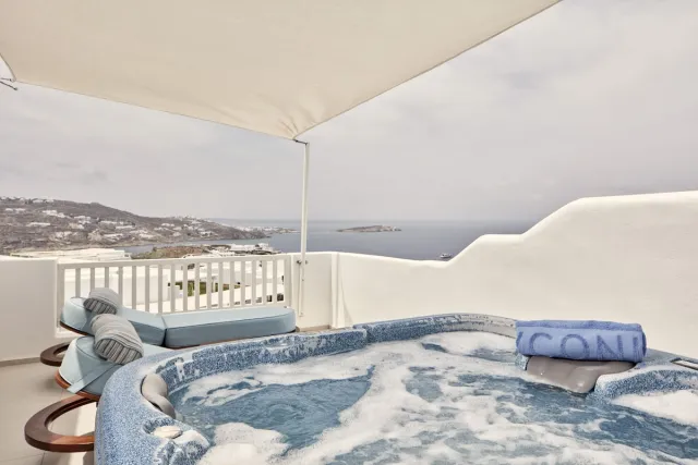 Naia suite met zeezicht en jacuzzi buiten — Myconian Naia Luxury Suites