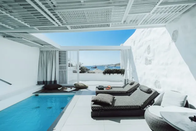 Suite met 1 kingsize bed en privézwembad direct aan het strand — Mykonos Bliss
