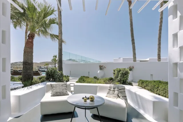 Junior studiosuite met 1 kingsize bed, slaapbank en tuinzicht — Mykonos Bliss