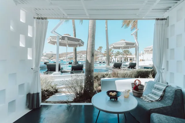 Senior studiosuite met 1 kingsize bed, slaapbank en uitzicht op het zwembad — Mykonos Bliss