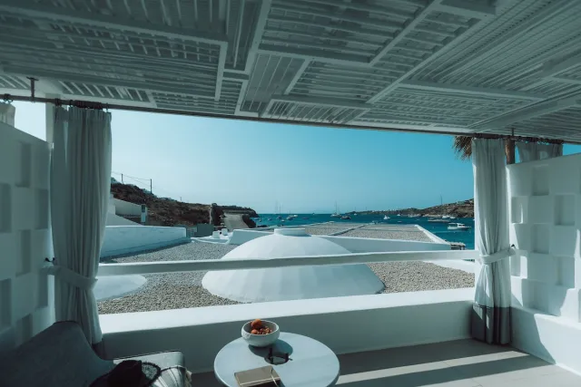 Superior tweepersoonskamer met 1 kingsize bed en gedeeltelijk zeezicht — Mykonos Bliss