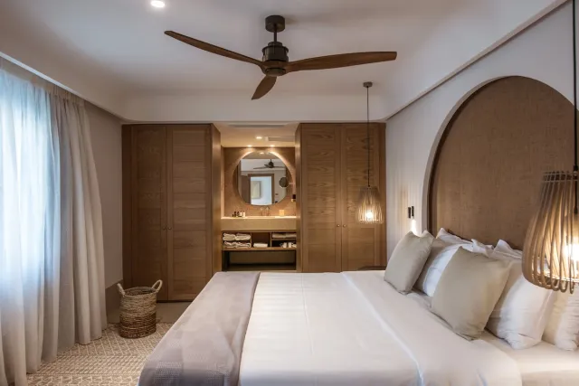 Junior suite met directe toegang tot het zwembad — Paralos Venus Suites