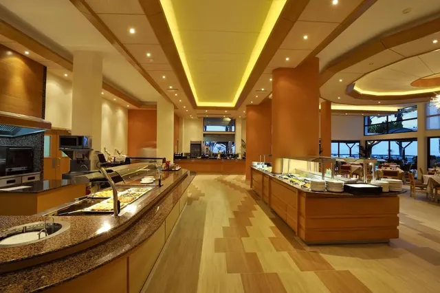 Constantinou Bros Pioneer Beach Hotel – Pool & Spa, Erwachsenenhotel in Paphos