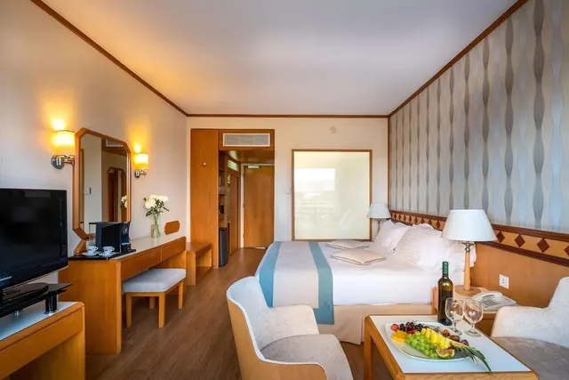 Constantinou Bros Pioneer Beach Hotel – Zimmer & Suiten, Erwachsenenhotel in Paphos