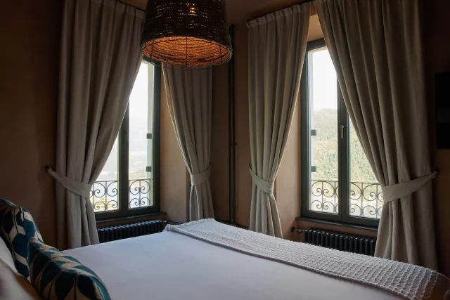 Pokój dwuosobowy Superior z 1 łóżkiem king size i widokiem na jezioro — Relais Castello di Morcote - Adults only
