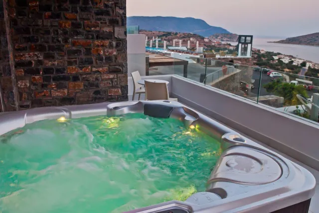 Deluxe kamer met whirlpoolbad en zeezicht — Royal Marmin Bay Boutique & Art Hotel