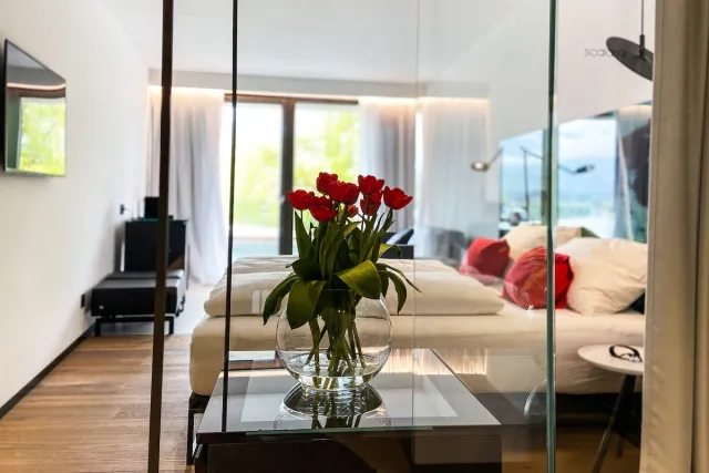Design tweepersoonskamer met balkon en tuinzicht — scalaria