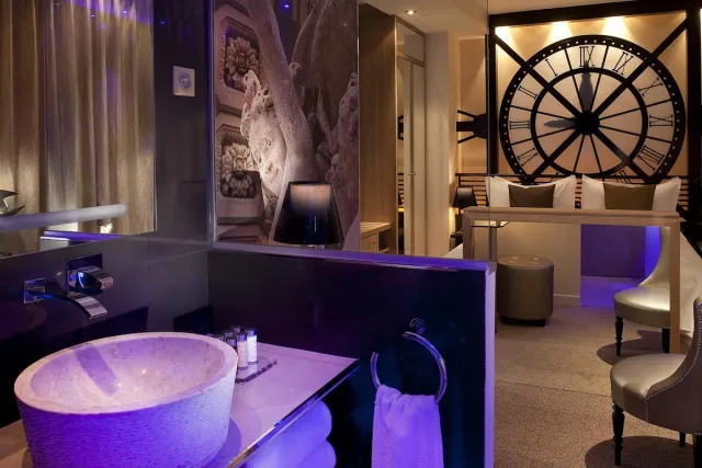 Kamer Musee d'Orsay met jacuzzi — Secret de Paris