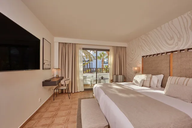 Pokój dwuosobowy z tarasem i widokiem na basen — Secrets Lanzarote Resort & Spa