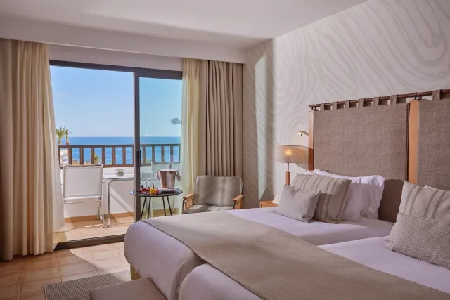 Pokój dwuosobowy z tarasem i widokiem na morze — Secrets Lanzarote Resort & Spa