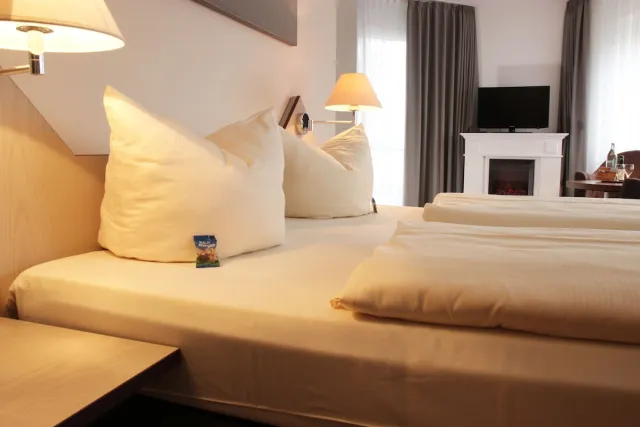 Standard tweepersoonskamer met balkon en uitzicht op het meer — Seehotel Adler