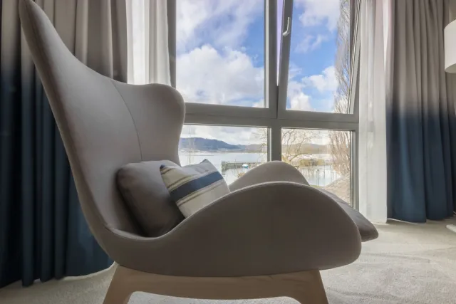 Comfort tweepersoonskamer met balkon en gedeeltelijk uitzicht op het meer — Seehotel Adler