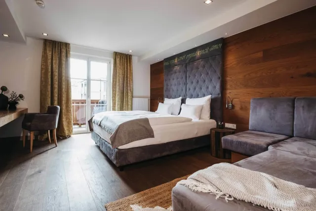 Deluxe-Doppelzimmer mit Balkon und Bergblick — Sonnhof Alpendorf