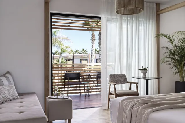 Premium tweepersoonskamer met whirlpoolbad en uitzicht op het zwembad — Stella Island Luxury Resort & Spa