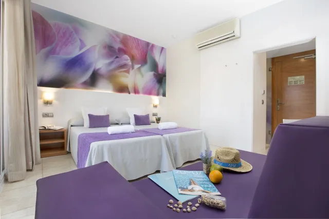 Standard driepersoonskamer (3 volwassenen) — Sumus Hotel Monteplaya