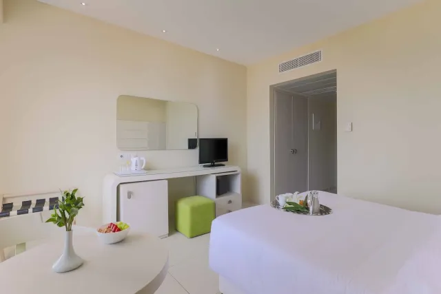 Tweepersoonskamer met tweepersoonsbed of aparte bedden en uitzicht op het land — Tasia Maris Beach Hotel
