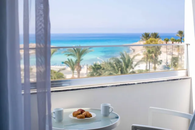 Tweepersoonskamer met tweepersoonsbed of aparte bedden en zeezicht — Tasia Maris Beach Hotel